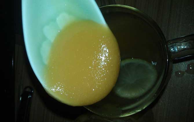 怎样用一杯清水辨别蜂蜜真假?