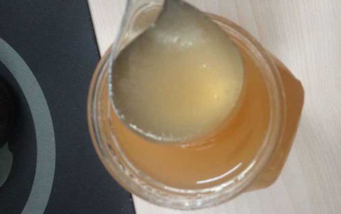 蜂蜜有酸味还能喝吗?