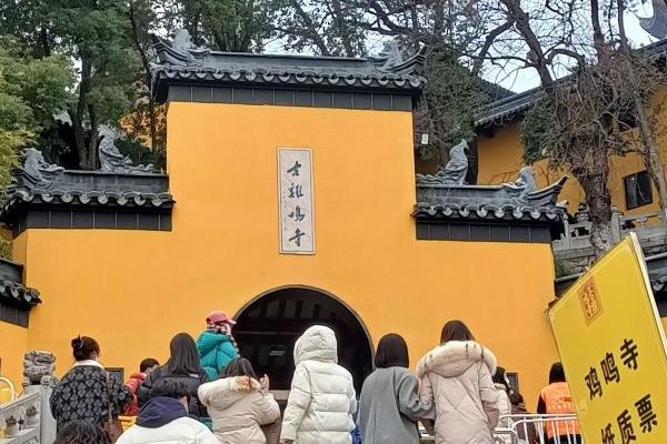南京栖霞寺和鸡鸣寺哪个好（鸡鸣寺攻略）