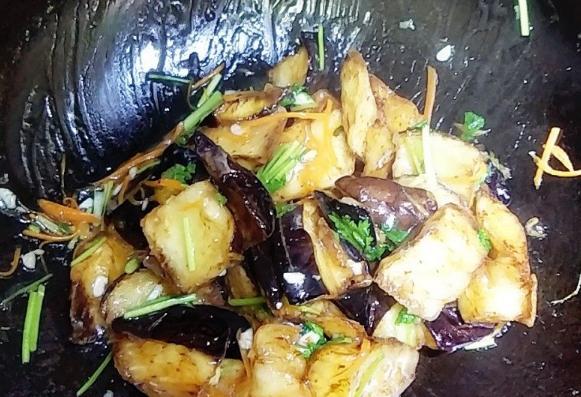 豆腐放进油锅里，这做法竟是老家酒席上的招牌菜