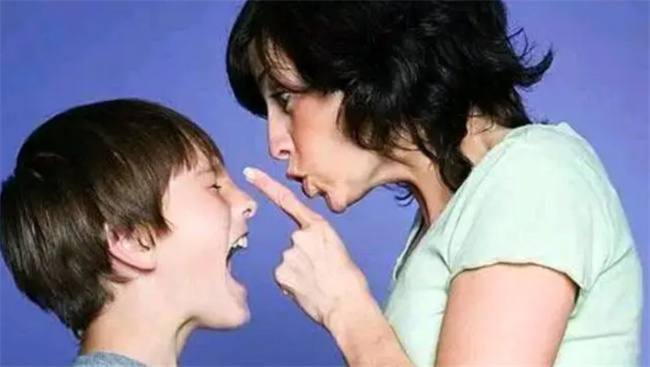 孩子不合群自己玩怎么回事